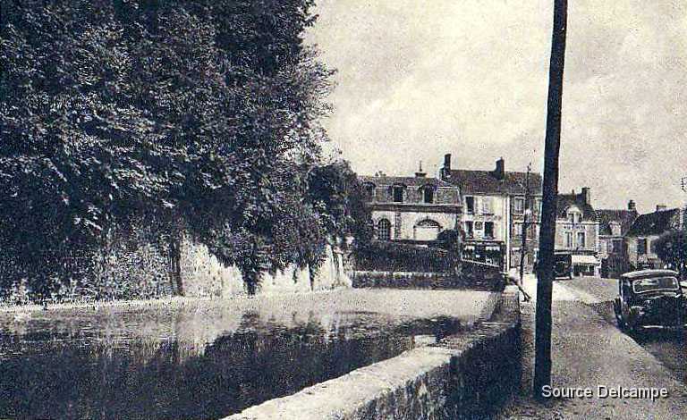 61 Belleme Les Douves et les Remparts.jpg